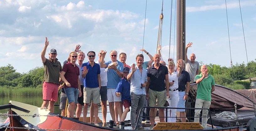 JBR Interim Executives Skûtjeskilen mensen op een boot in Friesland zwaaien